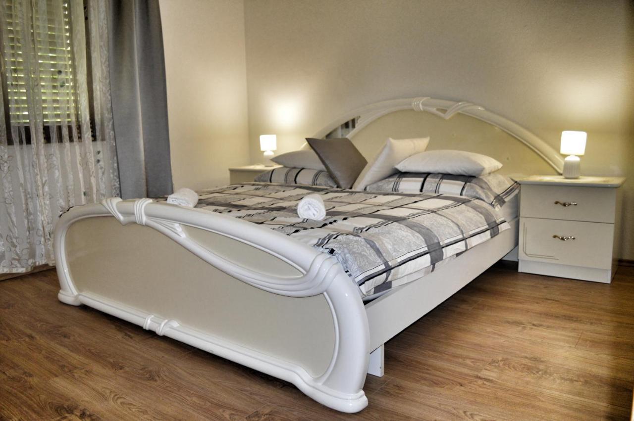 Apartment Nikolic Kastela Bagian luar foto